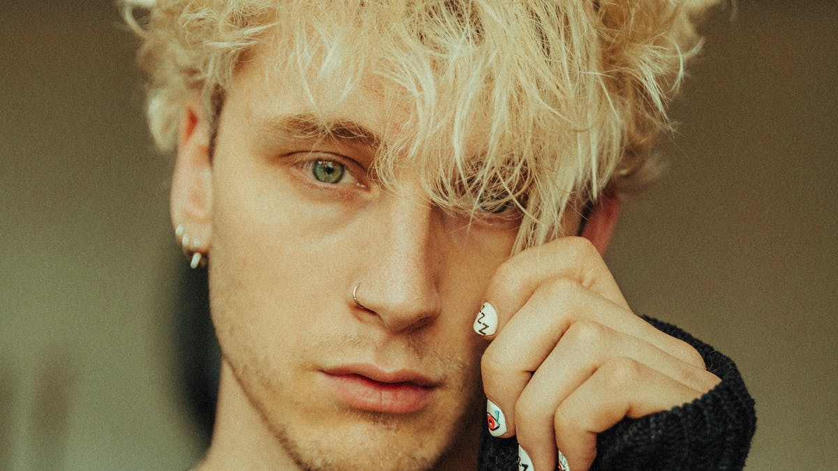 MACHINE GUN KELLY RELEASES ACOUSTIC VERSION OF “BLOODY VALENTINE”